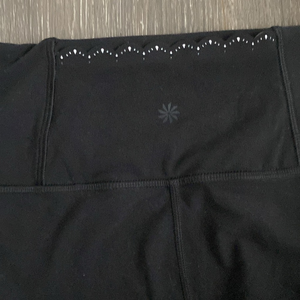Athleta Elation Scallop Capri Leggings Women’s Medium Black White Yoga - Picture 4 of 11